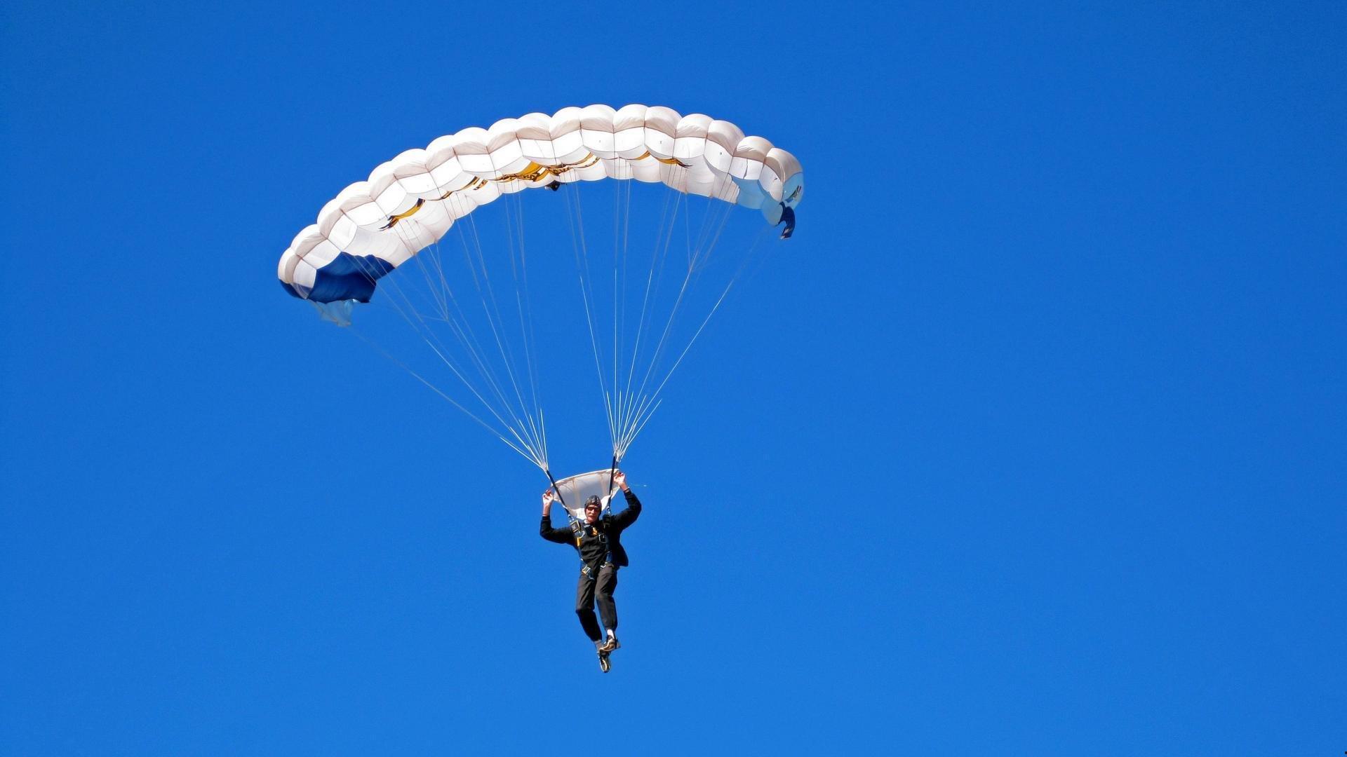 易建联公开澄清退役传闻，国家队使命仍在肩，将继续为国征战